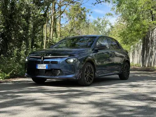 Lancia Ypsilon 1.2 Hybrid 101 CV DCT: elegante in città, parsimoniosa in viaggio