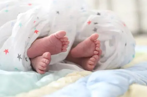 Cancro, il tipo di parto può aumentare il rischio nei bambini: lo studio