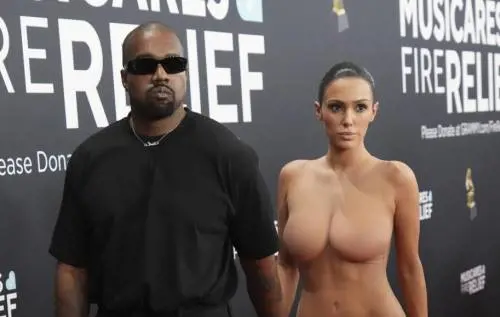 Bianca Censori e Kanye West nei guai a Maiorca, "oltre 400mila euro di mancati pagamenti": interviene la polizia