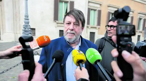 Casarini e l'Ong rinviati a giudizio. "Tratto profitto dagli sbarchi"