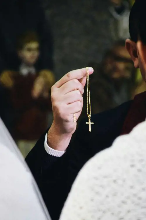 Preti pedofili, 115 vittime in 2 anni (soprattutto ragazzi delle medie)