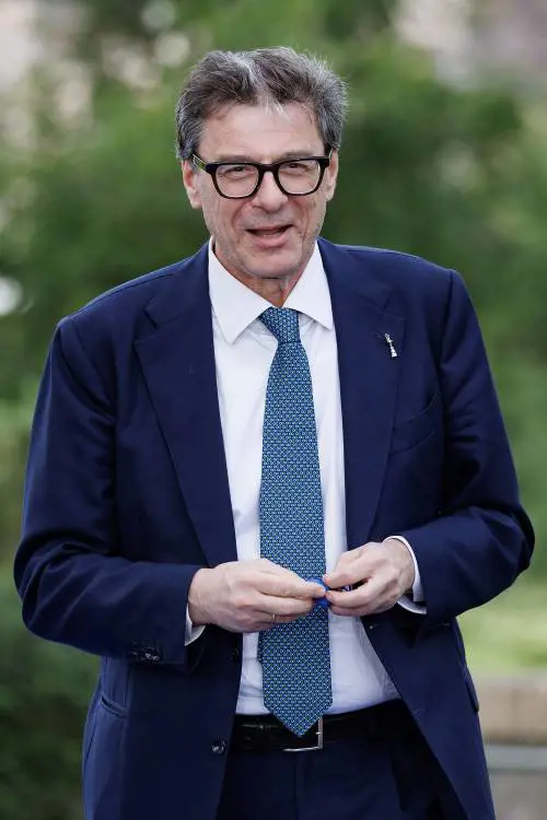 Unicredit, Giorgetti-Tajani ai ferri corti