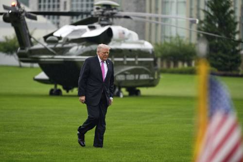 "Oltre ogni autorità". I giudici bloccano i dazi di Trump. Scoppia il caos