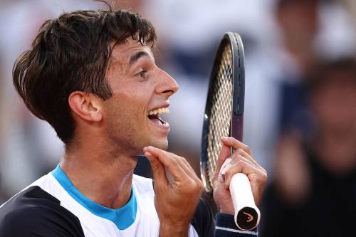 Impresa Gigante. E Tsitsipas va ko