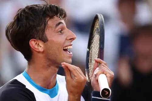 Impresa Gigante. E Tsitsipas va ko