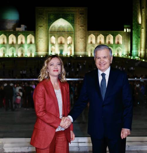 Il Presidente del Consiglio, Giorgia Meloni, durante la visita in Uzbekistan accolta dal Presidente Shavkat Mirziyoyev