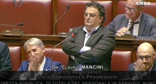 In silenzio e impalato per 8 minuti. La sceneggiata del dem contro il dl Sicurezza