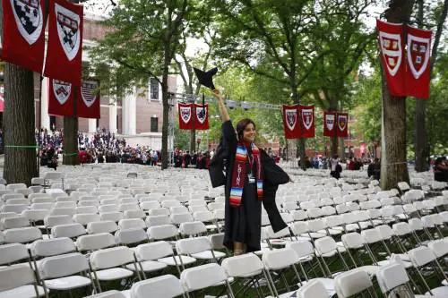 Stranieri ad Harvard. Trump tira dritto, il tribunale anche: "Non cacci nessuno"