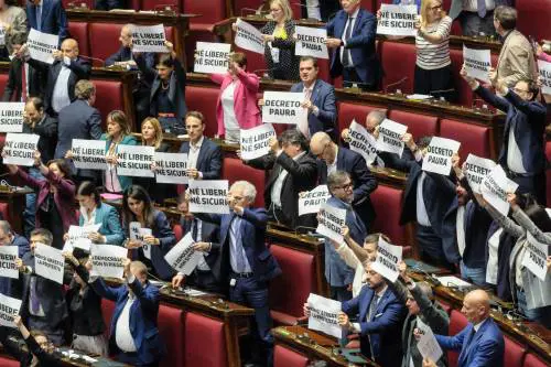 Passa il dl Sicurezza, bagarre in Aula