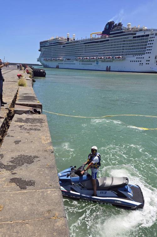 Catania, nave da crociera rompe gli ormeggi, due uomini in mare. Cosa è successo