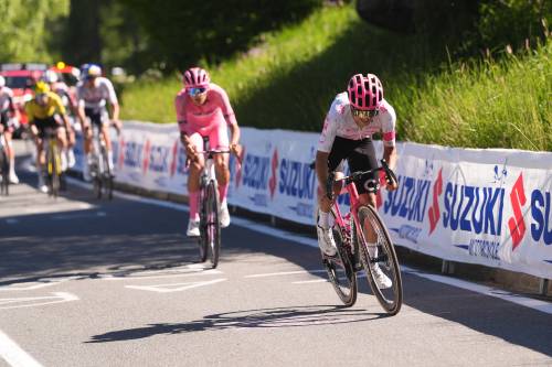 Giro d’Italia, Del Toro risponde alla grande a Carapaz. A Champoluc vince Prodhomme