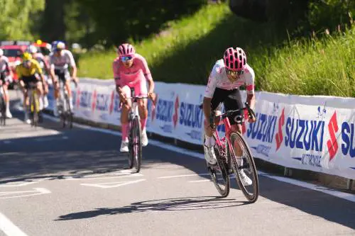 Giro d’Italia, Del Toro risponde alla grande a Carapaz. A Champoluc vince Prodhomme