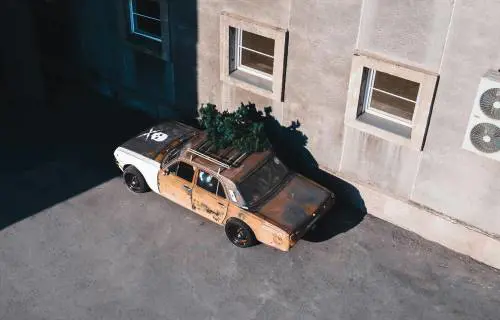 Auto abbandonata nel cortile condominiale: si può rimuovere a spese del proprietario