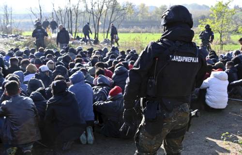 Migranti armati sulla via di Trieste. Scontro a fuoco con la polizia serba