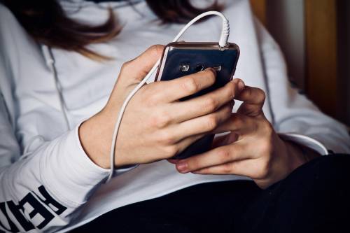 Via lo smartphone per punizione e l Via lo smartphone per punizione e l
