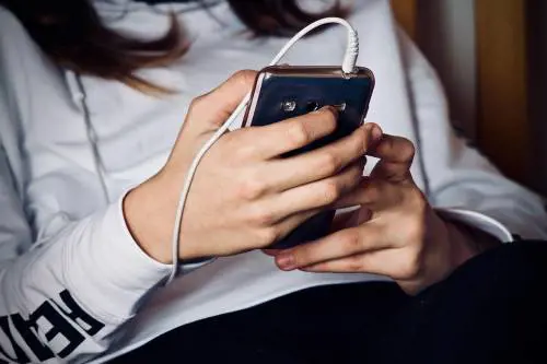 "Danneggiano salute e apprendimento". E Valditara vieta i cellulari anche alle superiori