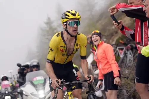 Giro d’Italia, sul Colle delle Finestre capolavoro di Yates, che si prende la maglia rosa
