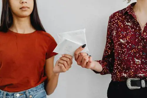 La follia woke: "Anche gli uomini hanno il ciclo mestruale"