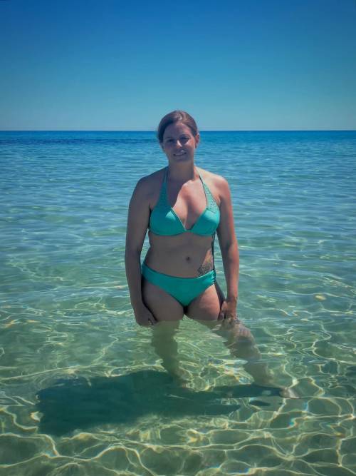 "Che figata il mare in Sardegna, ma i referendum...". L'incredibile post della Salis