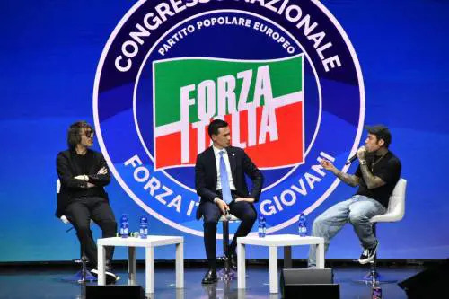 La svolta di Fedez ospite di Forza Italia. Attacca la sinistra e difende Berlusconi