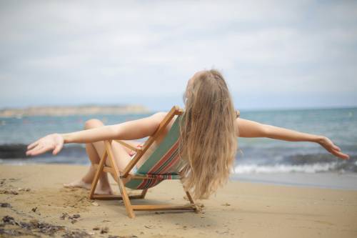 Capelli, come prendersene cura al mare: i 5 prodotti indispensabili