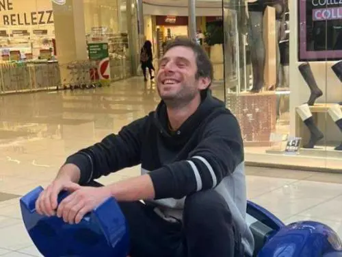 Sblocca il telefono del figlio ucciso e trova il video-selfie del presunto omicida