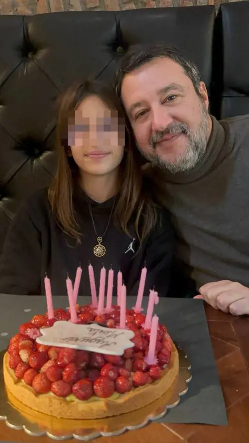 Insulti volgari e irripetibili alla figlia di Salvini: "Criticate me"