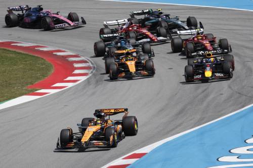 F1, doppietta McLaren in Spagna ma la Ferrari c’è. Leclerc terzo dietro Piastri e Norris