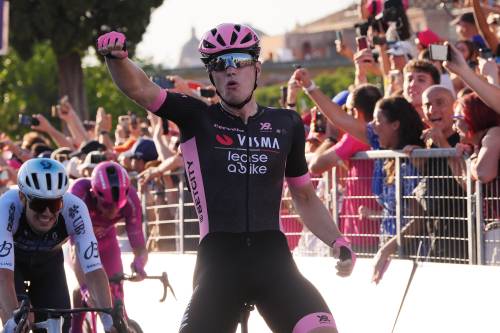 Giro d’Italia, parata trionfale per Simon Yates. L’ultima volata al Circo Massimo a Kooij