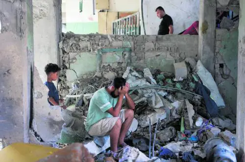 Dopo i 9 fratellini, muore il papà di Adam. "Il bimbo presto in Italia. Con la mamma"