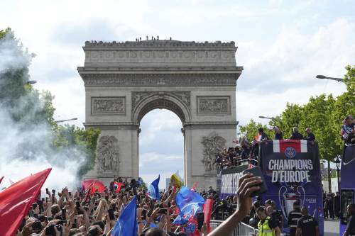 A Parigi una festa infernale: due morti e 600 arrestati