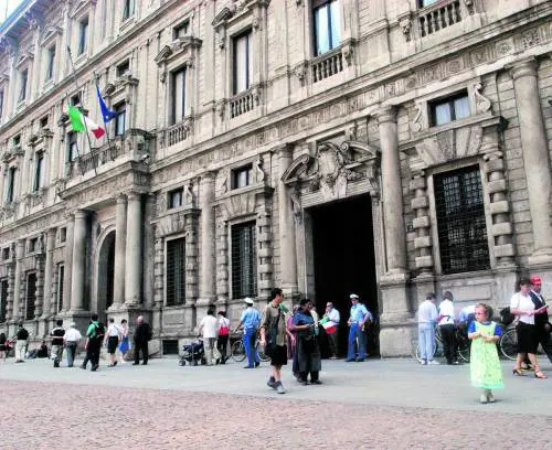 La fanfara, alzabandiera, banda e Palazzo Marino aperto a tutti