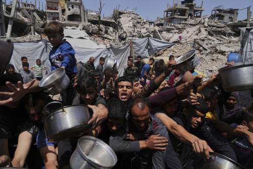 "Distrutti depositi di armi e combattenti eliminati". Israele amplia l'offensiva di terra a Gaza