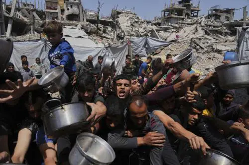 "Distrutti depositi di armi e combattenti eliminati". Israele amplia l'offensiva di terra a Gaza