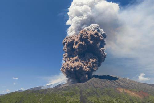 Etna, crolla parte del cratere: nube eruttiva alta chilometri