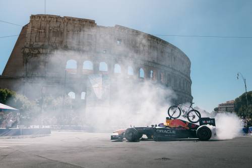 Show Red Bull con una F1 a Roma, per celebrare il Giro d'Italia