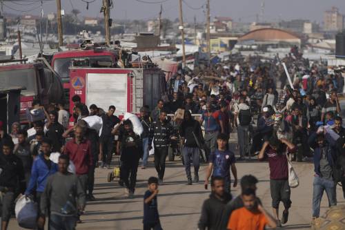 L'Idf avanza a Khan Younis. Aiuti, giallo sugli spari ai civili