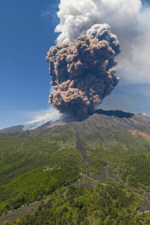 Tra paura e video virali l'Etna fa tremare la Sicilia