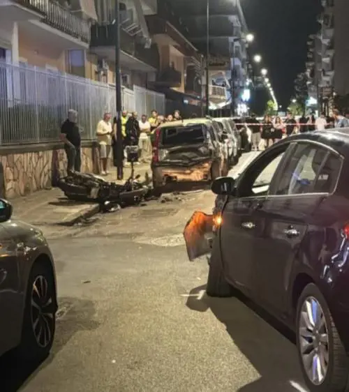 In tre su uno scooter contro un'auto: gravi due giovani nel Napoletano