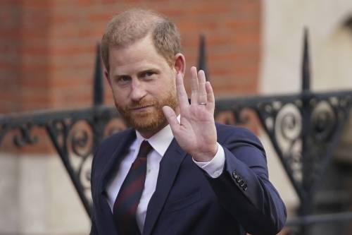 “Vuole il cognome della madre”. La mossa di Harry per allontanarsi dalla royal family