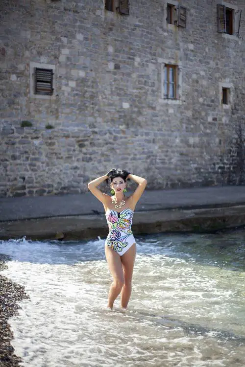 In bikini per il centro storico: rivolta di residenti e commercianti