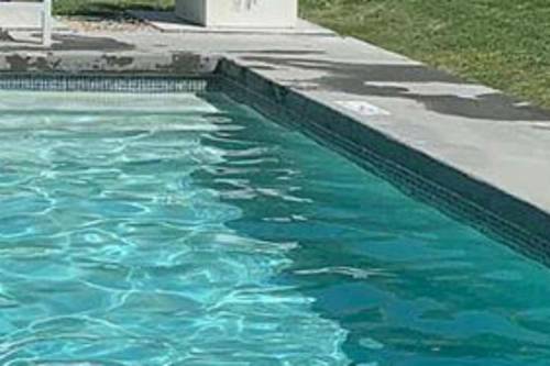 https://img.ilgcdn.com/sites/default/files/styles/md/public/foto/2025/06/03/piscina_fg.jpg?_=1748954703
