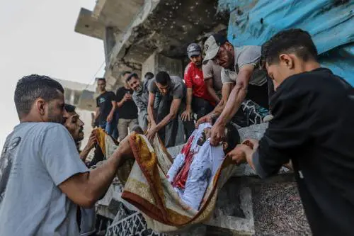 Nuova strage della fame a Gaza. In coda per gli aiuti: uccisi in 27