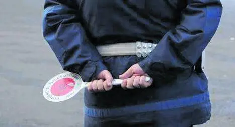 Modifica targa con lo scotch. "Può essere uno scherzo"