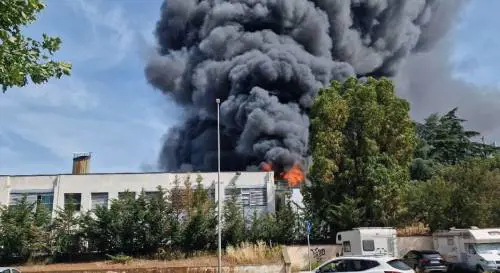 Fumo e fiamme all'università. Paura a Viterbo: "Chiudete le finestre"