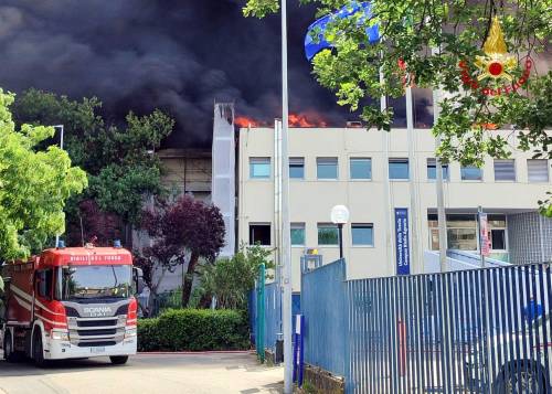 Le fiamme avvolgono l'ateneo della Tuscia