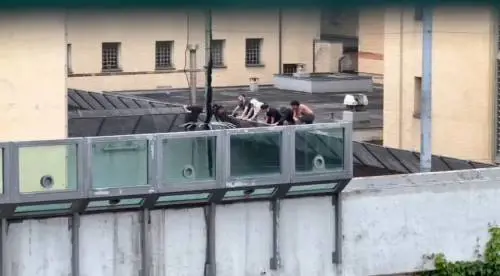 Caos in carcere a Genova: "Rivolta dopo uno stupro". Due agenti feriti, poi allarme rientra