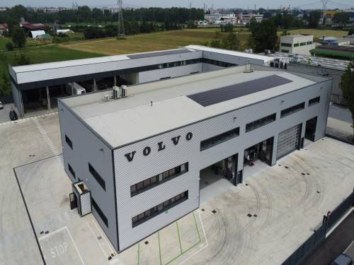 https://img.ilgcdn.com/sites/default/files/styles/md/public/foto/2025/06/04/volvo_stabilimento_milano_comm.JPG?_=1749031203