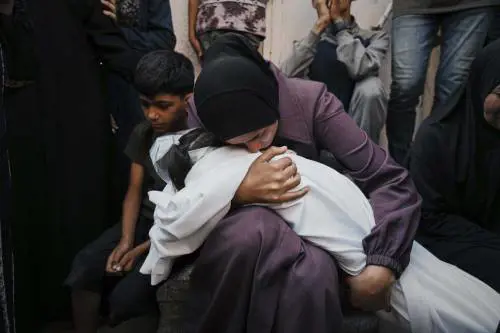 Aiuti fermi a Gaza. Assedio a Netanyahu e minacce al governo