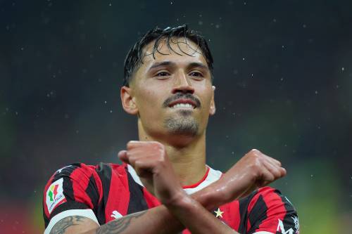 Il Milan saluta Reijnders. Theo fa muro Dea, più Juric di Palladino. Cagliari: Pisacane